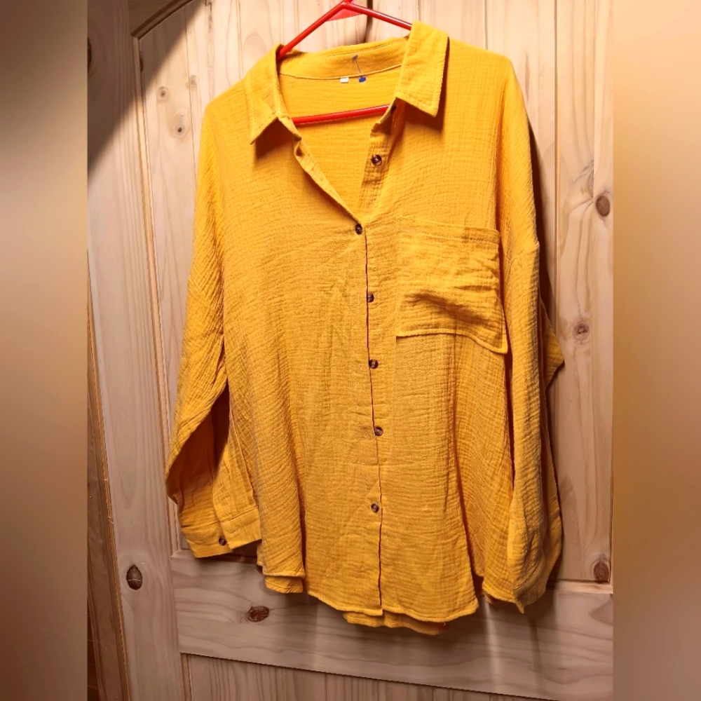 Amazon Woman's Wrinkled Long sleeve button down shirt. NWOT